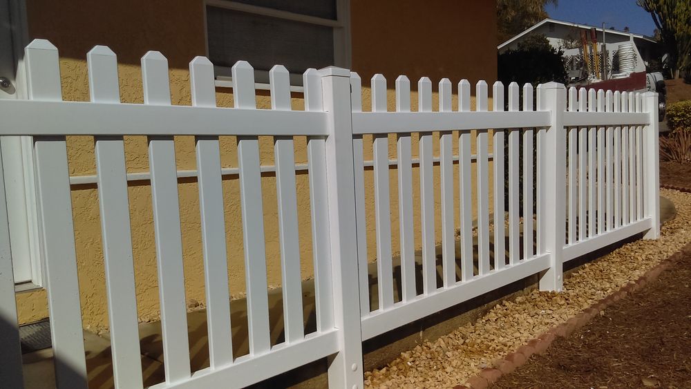 Dog ear vinyl picket fence